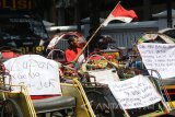 Tukang becak melakukan aksi unjuk rasa di Balai Kota Kediri, Jawa Timur, Rabu (25/10). Ratusan tukang becak tersebut melakuan aksi protes beroperasinya ojek online yang mengakibatkan penghasilan mereka berkurang. Antara Jatim/Prasetia Fauzani/uma/17