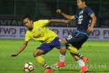 Pesepakbola Arema FC, Dendy Santosa (kanan) berusaha melewati pesepakbola PErsegres Gresik United, Yusuf Effendy (kiri) dalam pertandingan Liga I GOJEK-Traveloka di Stadion Kanjuruhan, Malang, Jawa Timur, Rabu (25/10). Di akhir babak pertama, Arema sementara unggul denfgan skor 2-0. Antara Jatim/Ari Bowo Sucipto/mas/17.