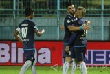 Pesepakbola Arema FC, Cristian Gonzales (kanan) disambut rekannya, Ahmet Atayev (tengah) dan Al Farisy (kiri) usai mencetak gol di gawang Persegres Gresik United dalam pertandingan Liga I GOJEK-Traveloka di Stadion Kanjuruhan, Malang, Jawa Timur, Rabu (25/10). Di akhir babak pertama, Arema sementara unggul denfgan skor 2-0. Antara Jatim/Ari Bowo Sucipto/mas/17.