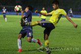 Pesepakbola Arema FC, Dendy Santosa (kiri) menghindari kaki pesepakbola Persegres Gresik United, Ade Suhendra (kanan) dalam pertandingan Liga I GOJEK-Traveloka di Stadion Kanjuruhan, Malang, Jawa Timur, Rabu (25/10). Di akhir babak pertama, Arema sementara unggul dengan skor 2-0. Antara Jatim/Ari Bowo Sucipto/mas/17.