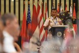 Pangarmatim Laksamana Muda TNI Darwanto (kiri) menyampaikan sambutan disela-sela penutupan konferensi Asia Pasific Submarine Conference (APSC) 2017 di Surabaya, Jawa Timur, Kamis (26/10). Dalam konferensi yang diikuti sekitar 25 negara tersebut memiliki fungsi sebagai kerangka kesepahaman, pengembangan, kesepakatan, kerja sama, dan peningkatan kemampuan dalam hal penyelamatan kapal selam sebagai wujud tindakan kemanusiaan. Antara Jatim/M Risyal Hidayat/mas/17.