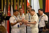 Pangarmatim Laksamana Muda TNI Darwanto (kiri) memberikan cenderamata pada perwakilan delegasi JepangYoshitaka Ozama (kedua kanan) disela-sela penutupan konferensi Asia Pasific Submarine Conference (APSC) 2017 di Surabaya, Jawa Timur, Kamis (26/10). Dalam konferensi yang diikuti sekitar 25 negara tersebut memiliki fungsi sebagai kerangka kesepahaman, pengembangan, kesepakatan, kerja sama, dan peningkatan kemampuan dalam hal penyelamatan kapal selam sebagai wujud tindakan kemanusiaan. Antara Jatim/M Risyal Hidayat/mas/17.