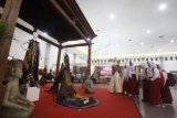 Pelajar mengamati batik yang dipamerkan saat pembukaan Festival Jogja Kota Batik Dunia 2017 brtajuk 