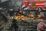 Personel Brimob Polda Metro Jaya mengevakuasi jenazah korban kebakaran pabrik kembang api di Kosambi, Tangerang, Banten, Kamis (26/10/2017). Kebakaran yang diduga akibat ledakan pada salah satu tempat pembuatan kembang api yang baru beroperasi dua bulan ini sedikitnya menewaskan 47 orang karyawan dan puluhan karyawan lainnya mengalami luka bakar. (ANTARA FOTO/Muhammad Iqbal)
