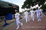 Pangarmatim Laksamana Muda TNI Darwanto (kiri) bersama sejumlah delegasi kapal selam peserta Asia Pasific Submarine Conference (APSC) 2017 mengunjungi komplek Monumen Kapal Selam (Monkasel) Surabaya, Jawa Timur, Kamis (26/10). Kegiatan tersebut bagian dari konferensi yang diikuti peserta dari 25 negara sebagai kerangka kesepahaman, pengembangan, kesepakatan, kerja sama, dan peningkatan kemampuan dalam hal penyelamatan kapal selam sebagai wujud tindakan kemanusiaan. Antara Jatim/M Risyal Hidayat/uma/17
