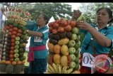 Peserta merangkai buah saat mengikuti lomba merangkai Gebogan di Kota Denpasar, Bali, Jumat (27/10). Lomba merangkai Gebogan yang biasa digunakan sebagai sarana ritual keagamaan umat Hindu tersebut digelar untuk menyambut Hari Raya Galungan sekaligus mengajak masyarakat meningkatkan konsumsi buah lokal. ANTARA FOTO/Fikri Yusuf/wdy/2017