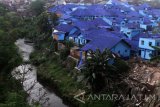 Ratusan rumah di kawasan bantaran sungai Brantas terlihat seragam berwarna biru setelah pengecatan selesai dilakukan Kampung Biru - Kiduldalem, Malang, Jawa Timur, Kamis (26/10). Pengecatan rumah dan mural di kampung tersebut merupakan Program Kampung Tematik dari pemerintah setempat sebagai upaya menghilangkan kesan kumuh di kawasan bantaran sungai Brantas sekaligus mendongkrak kunjungan wisatawan. Antara Jatim/Ari Bowo Sucipto/uma/17.
