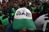 Sejumlah pengemudi Gojek mendatangi Polresta Kediri usai melakukan konvoi di Kota Kediri, Jawa Timur, Jumat (27/10). Ratusan pengemudi ojek online tersebut meminta perlindungan polisi terkait perlakuan kasar dari sejumlah tukang becak dan tukang ojek konfensional yang menentang beroperasinya ojek berbasis aplikasi. Antara Jatim/Prasetia Fauzani/uma/17