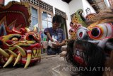 Warga difabel, Mustaq bilal (36), membuat kerajinan barong di Bakungan, Banyuwangi, Jawa Timur, Jumat (27/10). Hasil kerajinan yang dijual seharga Rp200 ribu hingga Rp9 juta tersebut terkendala pemasaran. Antara Jatim/Budi Candra Setya/uma/17.