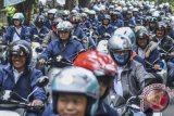 Sejumlah pengguna sepeda motor listrik mengikuti konvoi motor listrik saat melintasi kawasan Taman Suropati, Jakarta, Sabtu (28/10). Kegiatan yang diselenggarakan PLN Distribusi Jakarta Raya ini untuk memperingati Hari Listrik Nasional serta untuk mendorong keberadaan kendaraan listrik di Jakarta yang dapat mengurangi pulosi di Ibukota. ANTARA FOTO/Hafidz Mubarak A/wdy/17.