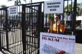 Seorang warga berada dalam jeruji saat deklarasi masyarakat anti hoax di Alun-Alun Jember, Jawa Timur, Minggu (29/10). Polres Jember melakukan kampanye terhadap informasi hoax (berita bohong), ujaran kebencian agar masyarakat tidak menyampaikan informasi hoax melalui media sosial karena masuk tindak pidana. Antara Jatim/Seno/uma/17.