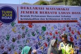 Warga bersama polisi usai membubuhkan cap tangan saat deklarasi masyarakat anti hoax di Alun-Alun Jember, Jawa Timur, Minggu (29/10). Polres Jember melakukan kampanye terhadap informasi hoax (berita bohong), ujaran kebencian agar masyarakat tidak menyampaikan informasi hoax melalui media sosial karena masuk tindak pidana. Antara Jatim/Seno/uma/17