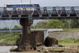 Sejumlah kendaraan melintas di atas jembatan Ngujang, Tulungagung, Jawa Timur, Minggu (29/10). Fondasi jembatan penghubung jalan nasional Tulungagung-Kediri-Blitar sepanjang 200 meter itu rusak berat tergerus erosi aliran Sungai Brantas, diduga akibat faktor usia serta aktivitas penambangan pasir mekanik secara ilegal dan masif sehingga memicu munculnya palung-palung sungai. Antara Jatim/Destyan Sujarwoko/uma/17
