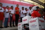 Vice President Domestic Gas Pertamina Kusnendar (keempat kanan) General Manager Ciputra Surabaya hendra law (keempat kiri) Manager Domestic Gas Region V Hardjono (ketiga kiri) saat peluncuran aplikasi 'Bright Home Service' di Bright FoodCourt, Citraland Frash market Surabaya, Jawa Timur, Minggu (29/10). PT Pertamina terus memberikan pelayanan kepada masyarakat berupa peluncuran aplikasi 'Bright Home Service' yang merupakan pelayanan pesan antar berbasis digital melalui mobile phone yang memudahkan konsumen dalam melakukan pemesanan dan pembelian produk LPG yaitu Bright Gas 5,5 Kg dan Bright Gas 12 Kg serta LPG 12 Kg untuk kebutuhan sehari hari. Antara Jatim/Umarul Faruq/uma/17