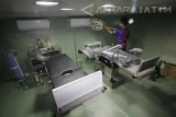 Kru kapal menyiapkan peralatan medis di ruang operasi berat dan ringan di kapal Rumah Sakit Terapung (RST) Ksatria Airlangga saat bersandar di Pelabuhan Sangkapura, Pulau Bawean, Gresik, Jawa Timur, Sabtu (28/10). RST yang dimiliki oleh alumni perguruan tinggi Universitas Airlangga (Unair) Surabaya tersebut selain digunakan untuk melayani kesehatan masyarakat di daerah terpencil di Indonesia, juga diharapkan dapat dimanfaatkan untuk penelitian secara langsung (observasional research) guna mendata kesehatan maritim di pulau-pulau di Provinsi Jawa Timur. Antara Jatim/Moch Asim/17.