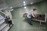 Dokter Sulis Bayusentono (tengah) memeriksa seorang anak di kapal Rumah Sakit Terapung (RST) Ksatria Airlangga saat bersandar di Pelabuhan Sangkapura, Pulau Bawean, Gresik, Jawa Timur, Sabtu (28/10). RST yang dimiliki oleh alumni perguruan tinggi Universitas Airlangga (Unair) Surabaya tersebut selain digunakan untuk melayani kesehatan masyarakat di daerah terpencil di Indonesia, juga diharapkan dapat dimanfaatkan untuk penelitian secara langsung (observasional research) guna mendata kesehatan maritim di pulau-pulau di Provinsi Jawa Timur. Antara Jatim/Moch Asim/17.