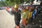 Sejumlah pemuda memakai pakaian adat saat mengikuti upacara bendera di Pulau Bawean, Gresik, Jawa Timur, Sabtu (28/10). Upacara dengan pakaian adat tersebut dalam rangka memperingati Hari Sumpah Pemuda. Antara Jatim/Moch Asim/17.