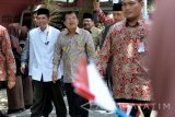 Wakil Presiden RI, Jusuf Kalla (tengah) didampingi Ketua Yayasan Universitas Pesantren Tinggi Darul Ulum (UNIPDU), KH Zaimudin Asad (kiri) ketika menghadiri kuliah umum ASEAN Youth Interfaith Camp (AYIC) di Islamic Center Unipdu Jombang, Jawa Timur, Minggu (29/10). Kuliah umum itu mengangkat tema Islam 'Rahmatan Lil Alamin' atau rahmat bagi semesta, toleran, dan moderat. Antara Jatim/Syaiful Arif/uma/17