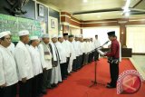 Ikatan Persaudaraan Haji Indonesia (IPHI) Wilayah Tanah Laut, Kalimantan Selatan masa bakti 2016-2021 dikukuhkan oleh Pemerintah Kabupaten Tanah Laut, di Balairung Tuntung Pandang Pelaihari, Sabtu (28/10). Foto:Antaranews Kalsel/Arianto/G.