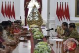 Presiden Joko Widodo (kedua kanan) didampingi Seskab Pramono Anung (kanan) menerima Ketua Umum Asosiasi Petani Tembakau Indonesia Agus Pamuji (tengah kiri) bersama anggota di Istana Merdeka, Jakarta, Senin (30/10). Pertemuan tersebut membahas pengaturan pola impor tembakau serta kenaikan cukai rokok. ANTARA FOTO/Puspa Perwitasari/wdy/2017.