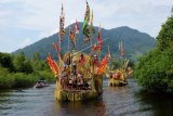 Perahu hias Suku Dayak Tamambaloh berlayar melintas di Danau Sentarum pada acara penutupan Festival Danau Sentarum Betung Kerihun di Kapuas Hulu, Kalimantan Barat, Sabtu (28/10). Festival Danau Sentarum Betung Kerihun merupakan agenda tahunan untuk mempromosikan potensi pariwisata dengan menonjolkan kearifal lokal seni dan budaya masyarakat di sekitar kawasan Danau Sentarum. ANTARA FOTO/Timotius/wsj/1pd/7.