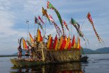 Perahu hias Suku Dayak Tamambaloh berlayar melintas di Danau Sentarum pada acara penutupan Festival Danau Sentarum Betung Kerihun di Kapuas Hulu, Kalimantan Barat, Sabtu (28/10). Festival Danau Sentarum Betung Kerihun merupakan agenda tahunan untuk mempromosikan potensi pariwisata dengan menonjolkan kearifal lokal seni dan budaya masyarakat di sekitar kawasan Danau Sentarum. Foto Antara Kalbar /Timotius/wsj/1pd/7.