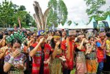 Sejumlah warga meneguk madu saat Karnaval Minum Madu yang digelar pada Festival Danau Sentarum Betung Kerihun (DSBK) di Lanjak, Batang Lupar, Kapuas Hulu, Kalimantan Barat, Sabtu (28/10). Karnaval Minum Madu hasil panen petani lokal di kawasan setempat yang diikuti 2000 peserta tersebut, merupakan rangkaian dari kegiatan Festival DSBK yang digelar Balai Besar Taman Nasional Betung Kerihun Danau Sentarum (BKDS) dan pemerintah kabupaten Kapuas Hulu. ANTARA FOTO/Hs Putra Pasaribu/jhw/foc/17.