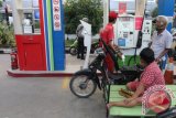 Petugas SPBU memasukan BBM jenis Pertalite ke tangki kendaraan konsumen, di Medan, Sumatera Utara, Senin (12/6). ANTARA SUMUT/Irsan Mulyadi/17