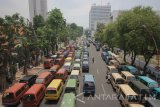 Ratusan angkutan kota (angkot) memenuhi ruas jalan ketika berunjuk rasa di jalan Gubernur Suryo, Surabaya, Jawa Timur, Selasa (31/10). Dalam aksi unjuk rasa tersebut para sopir angkot menuntut agar Gubernur Jawa Timur segera menerbitkan Peraturan Gubernur (Pergub) untuk membatasi beroperasinya angkutan berbasis aplikasi online yang dinilai menurunkan pendaptan mereka. Antara Jatim/Moch Asim/17.