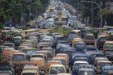 Ratusan angkutan kota (angkot) memenuhi ruas jalan ketika berunjuk rasa di jalan Gubernur Suryo, Surabaya, Jawa Timur, Selasa (31/10). Dalam aksi unjuk rasa tersebut para sopir angkot menuntut agar Gubernur Jawa Timur segera menerbitkan Peraturan Gubernur (Pergub) untuk membatasi beroperasinya angkutan berbasis aplikasi online yang dinilai menurunkan pendaptan mereka. Antara Jatim/Moch Asim/17.