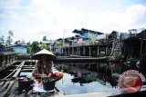 Seorang perempuan mencuci baju di atas lanting di kawasan Taman Nasional Danau Sentarum (TNDS) di pemukiman Kampung Semangit, Desa Nanga Leboyan, Kecamatan Selimbau, Kabupaten Kapuas Hulu, Kalbar, Jumat (27/10). Pemukiman Kampung Semangit yang berada di atas air dan dihuni hanya 92 Kepala Keluarga (KK) tersebut, menggantungkan hidupnya dari hasil mencari ikan di TNDS. ANTARA FOTO/Hs Putra Pasaribu/jhw/17