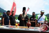 Sejumlah peserta mengikuti lomba Pangkak Gasing yang digelar pada Festival Danau Sentarum Betung Kerihun (DSBK) di Lanjak, Kecamatan Batang Lupar, Kabupaten Kapuas Hulu, Kalimantan Barat, Sabtu (28/10). Lomba Pangkak Gasing yang digelar guna memeriahkan Festival DSBK tersebut, bertujuan untuk melestarikan permainan tradisional khas Kapuas Hulu karena memiliki nilai kebersamaan dan sportifitas. ANTARA FOTO/Hs Putra Pasaribu/jhw/17