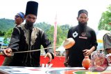 Dua peserta mengikuti lomba Pangkak Gasing yang digelar pada Festival Danau Sentarum Betung Kerihun (DSBK) di Lanjak, Kecamatan Batang Lupar, Kabupaten Kapuas Hulu, Kalimantan Barat, Sabtu (28/10). Lomba Pangkak Gasing yang digelar guna memeriahkan Festival DSBK tersebut, bertujuan untuk melestarikan permainan tradisional khas Kapuas Hulu karena memiliki nilai kebersamaan dan sportifitas. ANTARA FOTO/Hs Putra Pasaribu/jhw/17