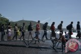 Sejumlah calon penumpang berjalan menuju kapal di Pelabuhan Tradisional Tribuana, Kusamba, Klungkung, Bali, Selasa (31/10). Terjadi lonjakan arus mudik penumpang kapal menjelang perayaan Hari Raya Galungan pada Rabu (1/11) di pelabuhan tradisional yang melayani penyeberangan ke Pulau Nusa Penida tersebut. ANTARA FOTO/Fikri Yusuf/wdy/2017.