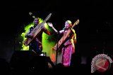 Musisi alat musik tradisional Dayak, Ferry Sape (kiri) berkolaborasi dengan Pemetik Sape asal Sarawak, Malaysia, Elizabeth (kanan) saat tampil dalam pertunjukan musik Festival Danau Sentarum 2017 di Kecamatan Lanjak, Kapuas Hulu, Kalbar, Kamis (26/10) malam. Pertunjukan musik menggunakan Sape atau alat musik tradisional petik khas Suku Dayak yang terbuat dari kayu tersebut, memainkan sejumlah lagu daerah dan kebangsaan Indonesia. ANTARA FOTO/Hs Putra Pasaribu/jhw/17