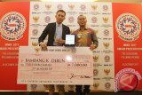 Bupati Sambas, Kalbar, Atbah Romin Suhaili (kanan) berfoto bersama Tenaga Kerja Indonesia (TKI) asal Sambas, Kalbar, Bambang Kartiko Dirun yang menjadi pemenang ke-3 kategori Timber Industry pada perhelatan Indonesian Migrant Workers Award (IMWA) 2017 di Kuching, Malaysia, Sabtu (28/10) malam. Sebanyak sembilan Tenaga Kerja Indonesia (TKI) yang bekerja di Sarawak meraih penghargaan terbaik untuk kategori Oil Palm Industry, Timber Industry dan Construction/Manufacturing Industry dalam perhelatan IMWA 2017 yang digelar Konsulat Jenderal Republik Indonesia (KJRI) untuk Kuching, Sarawak, Malaysia. ANTARA FOTO/Jessica Helena Wuysang/17