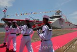 Sejumlah personel TNI Angkatan Laut bersiap di samping kapal KRI I Gusti Ngurah Rai-332 saat upacara penyerahan kapal itu di PT PAL Indonesia, Surabaya, Jawa Timur, Senin (30/10). Kapal Perusak Kawal Rudal (PKR) buatan PT PAL Indonesia pesanan TNI Angkatan Laut itu untuk menambah kekuatan armada laut dalam menjaga Negara Kesatuan Republik Indonesia. Antara Jatim/Didik Suhartono/uma/17.