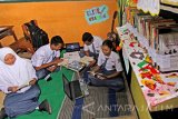 Sejumlah siswa membaca di perpustakaan pojok dalam kelas SMAN 1 di Banyuwangi, Jawa Timur, Selasa (31/10). Untuk mendukung gerakan literasi, sekolah teresebut menerapkan perpustakaan mini di setiap pojok kelas untuk mengedukasi siswa agar gemar membaca. Antara Jatim/Budi Candra Setya/uma/17.