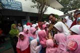 Anggota Komisi I DPR yang juga Ketua Punguan Simbolon Dohot Boruna Indonesia (PSBI) Effendy MS Simbolon (tengah) menyalami anak yatim piatu dan dhuafa ketika menyerahkan santunan kepada anak panti asuhan Putri Aisyiyah Medan, Sumatera Utara, Selasa (31/10). Selain bersilahturahmi di panti asuhan, Effendy MS Simbolon memberikan santunan berupa sembako. ANTARA SUMUT/Septianda Perdana/17