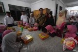 Anggota Komisi I DPR yang juga Ketua Punguan Simbolon Dohot Boruna Indonesia (PSBI) Effendy MS Simbolon (tengah) menyantuni anak yatim piatu dan dhuafa di panti asuhan Putri Aisyiyah Medan, Sumatera Utara, Selasa (31/10). Selain bersilahturahmi di panti asuhan, Effendy MS Simbolon memberikan santunan berupa sembako. ANTARA SUMUT/Septianda Perdana/17