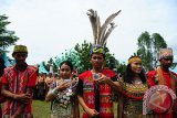 Sejumlah warga bersiap meneguk madu saat Karnaval Minum Madu yang digelar pada Festival Danau Sentarum Betung Kerihun (DSBK) di Lanjak, Kecamatan Batang Lupar, Kabupaten Kapuas Hulu, Kalimantan Barat, Sabtu (28/10). Karnaval Minum Madu hasil panen petani lokal di kawasan setempat yang diikuti 2000 peserta tersebut, merupakan rangkaian dari kegiatan Festival DSBK yang digelar Balai Besar Taman Nasional Betung Kerihun Danau Sentarum (BKDS) dan pemerintah kabupaten Kapuas Hulu. ANTARA FOTO/Hs Putra Pasaribu/jhw/17