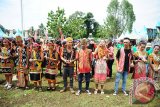 Sejumlah warga meneguk madu saat Karnaval Minum Madu yang digelar pada Festival Danau Sentarum Betung Kerihun (DSBK) di Lanjak, Kecamatan Batang Lupar, Kabupaten Kapuas Hulu, Kalimantan Barat, Sabtu (28/10). Karnaval Minum Madu hasil panen petani lokal di kawasan setempat yang diikuti 2000 peserta tersebut, merupakan rangkaian dari kegiatan Festival DSBK yang digelar Balai Besar Taman Nasional Betung Kerihun Danau Sentarum (BKDS) dan pemerintah kabupaten Kapuas Hulu. ANTARA FOTO/Hs Putra Pasaribu/jhw/17