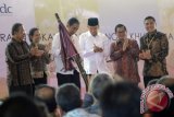 Presiden Joko Widodo (ketiga kiri) didampingi Sekretaris Kabinet Pramono Anung (kedua kanan), Menteri BUMN Rini Soemarno (kedua kiri), Menko Perekonomian Darmin Nasution (kiri), Gubernur NTB TGB Zainul Majdi (ketiga kanan), dan Direktur ITDC Abdulbar M Mansoer (kanan), memukul lesung saat meresmikan operasional KEK Mandalika di Desa Kuta, Pujut, Praya, Lombok Tengah, NTB, Jumat (20/10). Kawasan Ekonomi Khusus (KEK) Mandalika seluas 1.175 hektare yang telah mendapat komitmen investasi sebesar Rp 12,7 triliun ini merupakan KEK Pariwisata pertama yang telah diresmikan operasionalnya. KEK ini diharapkan dapat menciptakan 'multiplier effect' dengan menyerap 5.000 tenaga kerja lokal dan dua juta wisatawan mancanegara pada 2019. ANTARA FOTO/Ahmad Subaidi/wdy/2017.