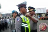 Kapolres Tabalong AKBP Hardiono menyematkan pita tanda dimulainya Operasi Zebra Intan 2017 pada apel Gelar Pasukan di Halaman Mapolres setempat, Rabu. Operasi Zebra Intan 2017 sendiri digelar mulai hari ini sampai 14 Nopember 2017. Foto:Antaranews Kalsel/Herlina Lasmianti/G.