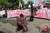 Aktivis dari Gayo Merdeka menampilkan tari tradisional Suku Gayo, Guel, saat aksi di gedung DPR Aceh, Banda Aceh, Selasa (31/10). Para aktivis tersebut menuntut DPR Aceh dan Pemerintah Aceh menolak sayembara Himne Aceh yang mengharuskan berbahasa Aceh, karena propinsi Aceh terdiri dari berbagai suku dengan keanekageragaman bahasa daerahnya dan meenuntut menggunakan bahasa nasional. (ANTARA FOTO/Ampelsa/ama/17)