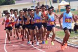 Sejumlah atlet lari memacu kecepatannya ketika mengikuti nomor lomba lari 5.000 meter putra dalam Kejuaraan Nasional Piala Panglima TNI Terbuka 2017 di Lapangan Atletik THOR Surabaya, Jawa Timur, Selasa (1/11). Agus Prayogo dari dari Persatuan Atletik Angkatan Darat (PAAD) Bandung berhasil meraih medali emas dengan catatan waktu 14 menit 55.76 detik, disusul Ridwan dari Nusa Tenggara Barat meraih medali perak dengan catatan waktu 15 menit 00.58 detik dan  Syamsudin dari Kodam XIV Hasanudin meraih Perunggu dengan catatan waktu 15 menit 33.78 detik. Antara Jatim/M Risyal Hidayat/uma/17