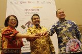 Direktur Mandiri Sekuritas Lisana Irianiwati (kiri) bersama Kepala Otoritas Jasa Keuangan (OJK) Kalbar, M Riezky Purnomo (tengah) dan Direktur Pengembangan Bursa Efek Indonesia, Nicky Hogan (kanan) saat membuka Kegiatan Edukasi Pasar Modal di Singkawang, Kalbar, Rabu (1/11). Mandiri Sekuritas yang memiliki lebih dari 72 ribu nasabah yang menggunakan layanan multiplatform Mandiri Online Securities Trading (MOST) tersebut, merupakan perusahaan anggota bursa pertama yang melakukan edukasi hingga ke perbatasan Indonesia-Malaysia yaitu Kecamatan Paloh dan Aruk di Kabupaten Sambas, Kalbar. ANTARA FOTO/Jessica Helena Wuysang/17