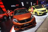 Sejumlah model menawarkan mobil kepada pengunjung saat Pameran Otomotif Surabaya 2017 di Surabaya, Jawa Timur, Selasa (1/11). Pameran yang menampilkan puluhan brand mobil dan motor keluaran terbaru serta aksesoris otomotif yang diharapkan dapat meningkatkan angka penjualan kendaraan bermotor pada akhir tahun dan menjadi stimulus bagi pertumbuhan otomotif pada 2018. Antara Jatim/M Risyal Hidayat/uma/17