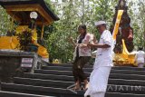 Sejumlah umat Hindu melakukan persiapan sembahyang perayaan Hari Raya Galungan yang dipusatkan di Pura Luhur Dwijawarsa, Buring, Malang, Jawa Timur, Rabu (1/11). Sembahyang dalam Perayaan Galungan di pura tersebut dibagi dalam tiga gelombang yakni pagi, siang dan sore untuk mengantisipasi banyaknya umat Hindu yang datang. Antara Jatim/Ari Bowo Sucipto/uma/17.