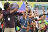 Sejumlah wartawan dari berbagai media cetak dan online mengikuti turnamen eksibisi panahan di Lapangan Blang Padang, Banda Aceh, Rabu (1/11). Turnamen eksibisi tingkat wartawan itu dalam rangka memeriahkan Kejuaraan Nasional Panahan yang diikuti 326 atlet dari 23 provinsi di Indonesia  berlangsung tanggal 2 hingga 8 Novemvber di Banda Aceh. (ANTARA FOTO/Ampelsa/17)
